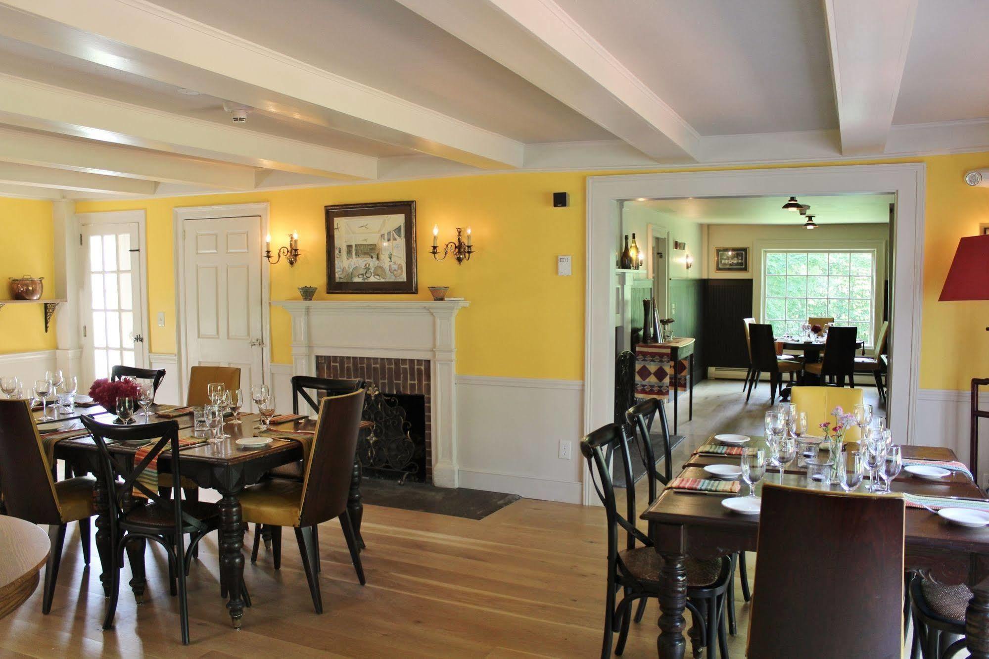 King Hill Inn & Kitchen New London Extérieur photo